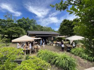 交流施設「たんぽぽ」を使った夏のイベント（たんぽぽ蚤の市の様子）